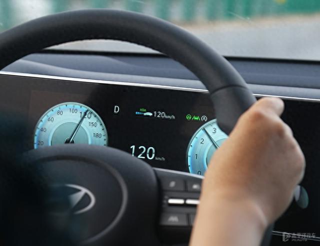 北京现代又推燃油车！价格不到14万，油耗不足7L，这台沐飒香吗