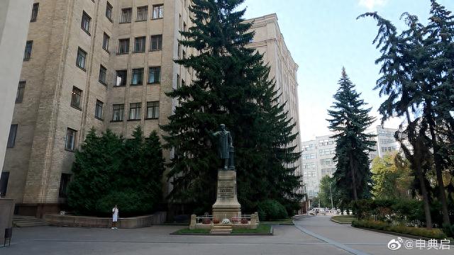 老华人爱思带我逛哈尔科夫，结果到了他家后花园，聊异国开挂逆袭