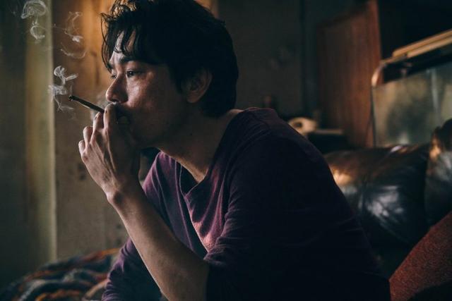 林家栋的《手卷烟》：落魄古惑仔倒卖金钱龟，港片复兴有望