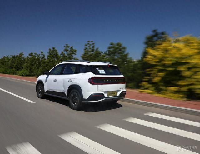 北京现代又推燃油车！价格不到14万，油耗不足7L，这台沐飒香吗