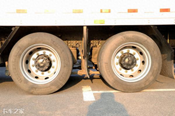 总长20米，还是国六排放，解放J6中置轴货车来了