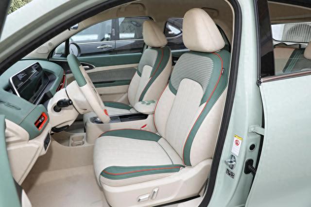 带豪华质感的便宜大空间电动代步车，续航401KM带快充，欧拉好猫 