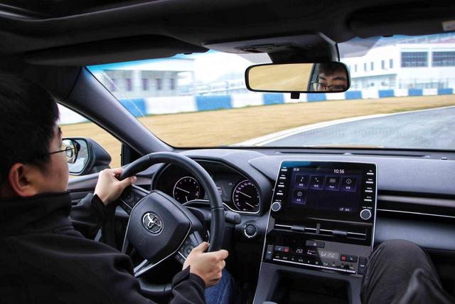 外表很“嚣张”，内心却很丰田！场地试驾一汽丰田亚洲龙