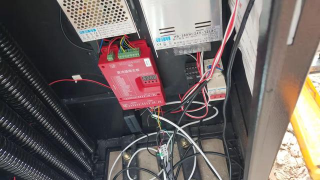 小轿车撞断小区道闸杆 物业公司索赔3000元 究竟道闸值多少钱