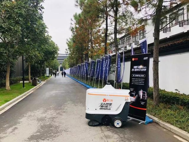 人工智能取代人类？百名AI“环卫工”已上岗，底层工人何去何从？