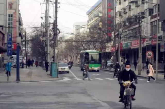 我同时借给两个妹妹10万，一个拉黑我，一个在我需要时送来100万