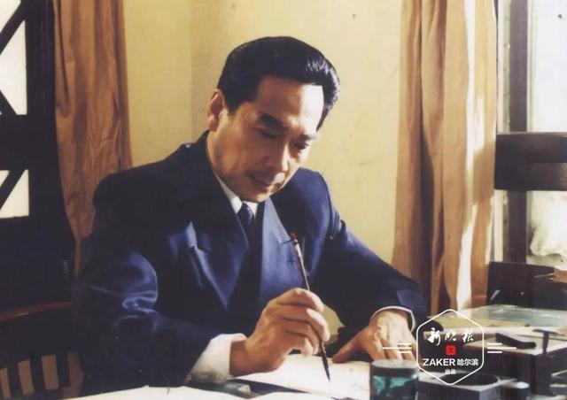 他是哈尔滨人！71次饰演周总理，连酒窝都一模一样