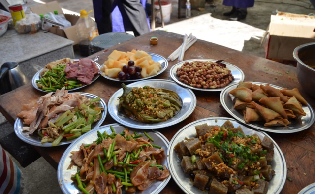 我同时借给两个妹妹10万，一个拉黑我，一个在我需要时送来100万