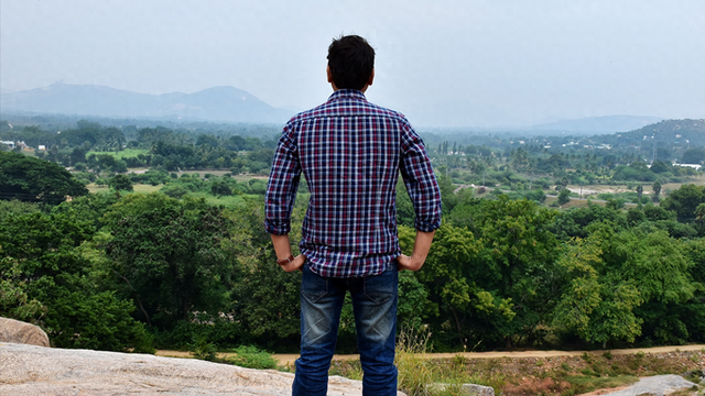 我同时借给两个妹妹10万，一个拉黑我，一个在我需要时送来100万