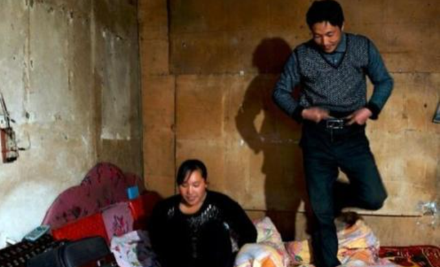 我同时借给两个妹妹10万，一个拉黑我，一个在我需要时送来100万