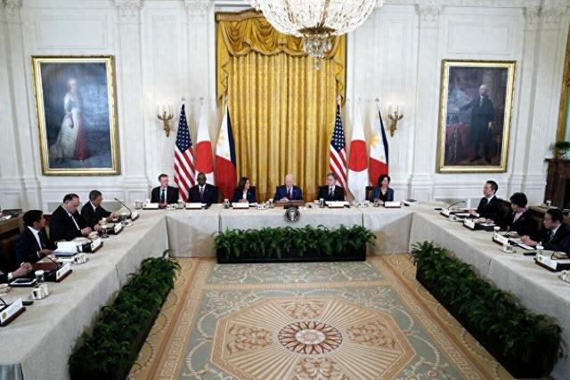 美日菲开会谋反华，美国一边威胁中国，一边求中国帮忙，尽想好事