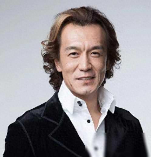 “请将我葬在美国，不想回国。”2018年，李咏因病离世。