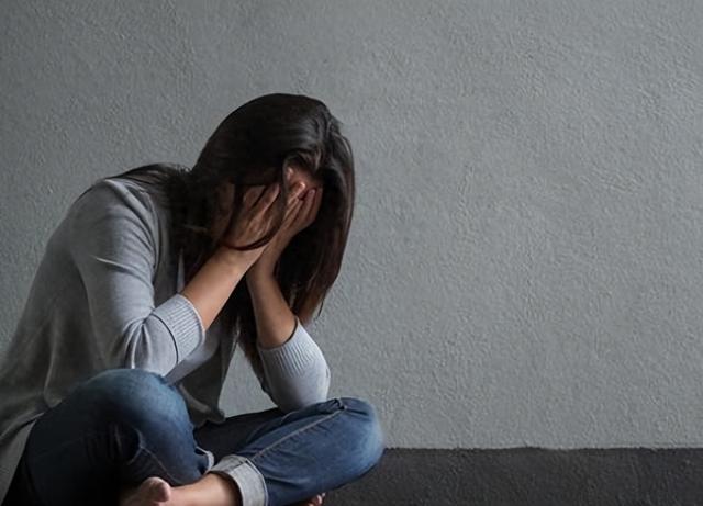 我同时借给两个妹妹10万，一个拉黑我，一个在我需要时送来100万