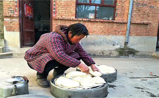 我同时借给两个妹妹10万，一个拉黑我，一个在我需要时送来100万