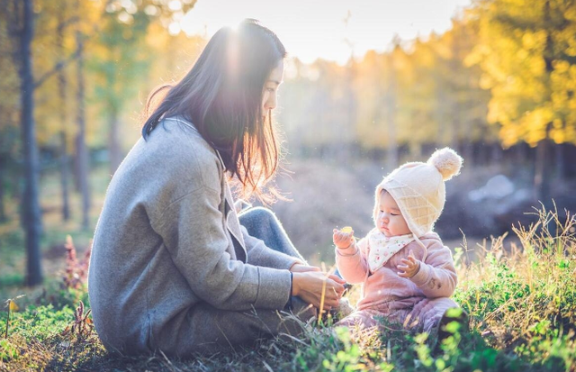 我同时借给两个妹妹10万，一个拉黑我，一个在我需要时送来100万