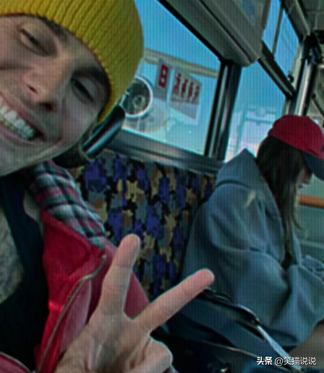 贾斯丁比伯夫妇日本被偶遇，B宝摸海莉孕肚好开心，晒照秀恩爱