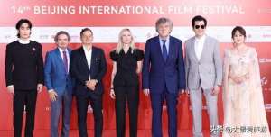 主持人走光(北京这一夜，陈数摔倒走光，闰妮风情万种，主持人翻车陈凯歌不满)