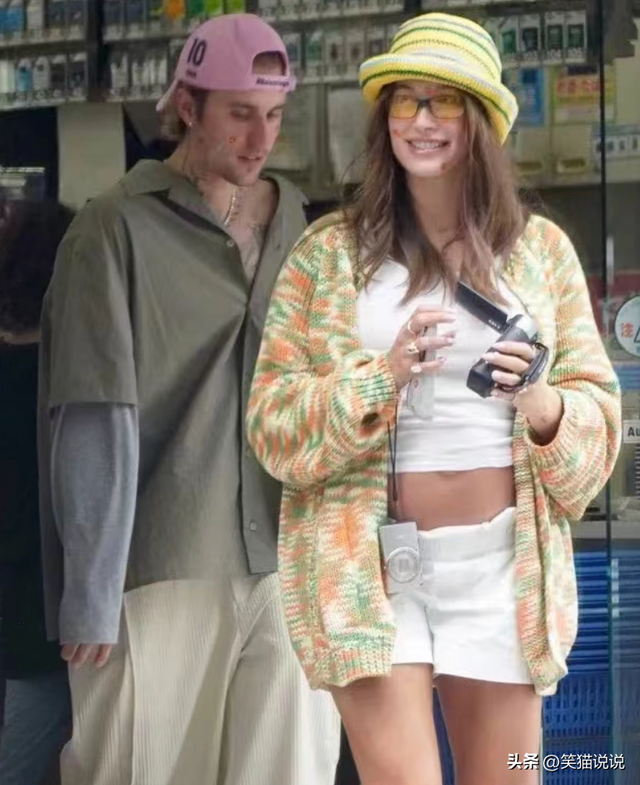 贾斯丁比伯夫妇日本被偶遇，B宝摸海莉孕肚好开心，晒照秀恩爱