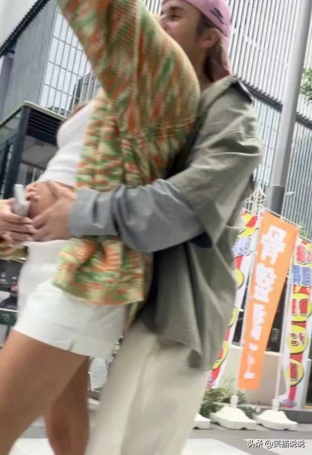 贾斯丁比伯夫妇日本被偶遇，B宝摸海莉孕肚好开心，晒照秀恩爱