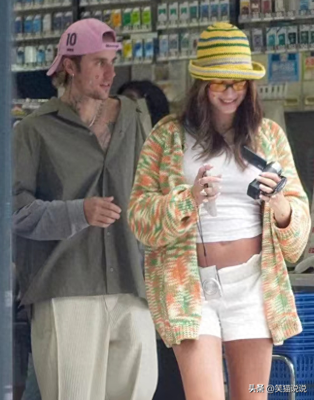 贾斯丁比伯夫妇日本被偶遇，B宝摸海莉孕肚好开心，晒照秀恩爱