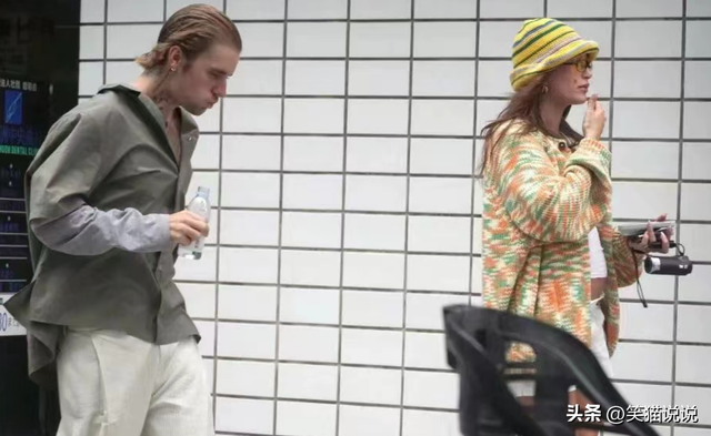 贾斯丁比伯夫妇日本被偶遇，B宝摸海莉孕肚好开心，晒照秀恩爱