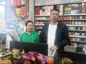 王咏红(小伙连续3天买酒，陪他聊天的“中国好老板”是什么人？)